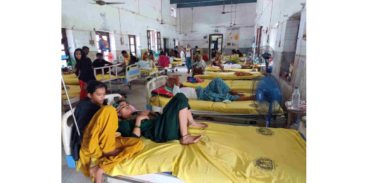 सदर अस्पताल के जनरल वार्ड में गर्मी से बेहाल मरीज, निजी पंखे लगाने को मजबूर